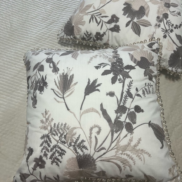 EASTERN ACCENTS / NAOMI FLORAL ACCENT PILLOW IN LILAC (2 Pillows) - Picture 13 of 16